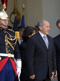 Nicolas Sarkozy (vpravo) se setkal s předsedou prozatímní libyjské vlády Mustafou Abdalem Džalílem v Elysejském paláci v Paříži.