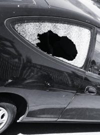Rozbité zadní okénko (ilustrační foto)
