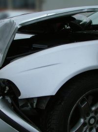 Zničený předek vozu po nehodě (ilustrační foto)