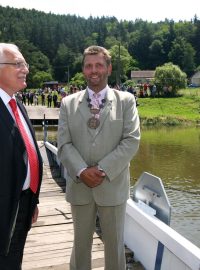 Prezident republiky Václav Klaus se starostou Břas Janem Špilarem na přívozu v Darové