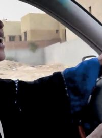Žena za volantem automobilu, obrázek v Saúdské arábii takřka nevídaný
