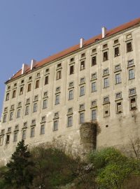 Budova plumlovského zámeckého paláce se tyčí do výšky více než 40 metrů