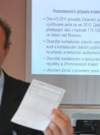Ředitel kyjovské nemocnice Josef Pejchl ukazuje na TK falešný recept