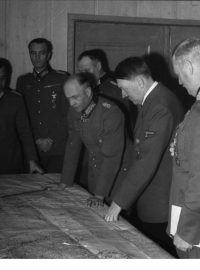 Porada Hitlerova štábu. (Zprava)  Wilhelm Keitel, Adolf Hitler, Walther von Brauchitsch, Friedrich Paulus