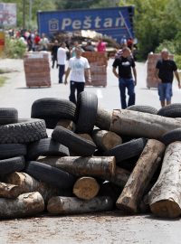 Kosovští Srbové zablokovali silnici ve vesnici Rudare.