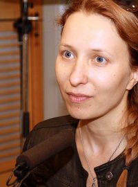 Tereza Bebarová ve studiu Radiožurnálu