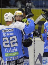 Hokejisté Plzně se radují z gólu v síti Mladé Boleslavi