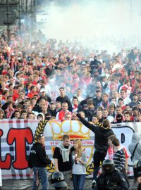 Fanoušci Slavie pochodují na fotbalové derby na Spartě (ilustrační foto)