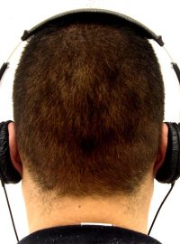Sluchátka na uších (ilustrační foto)