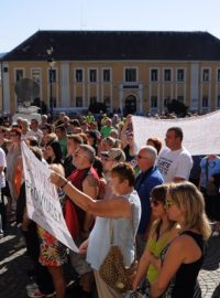 Lidé ve Varnsdorfu demonstrují proti nárůstu kriminality ve Šluknovském výběžku