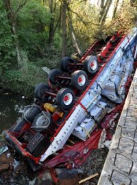 U Petřvaldu spadl kamion mimo vozovku a unikla z něj nafta do potoka
