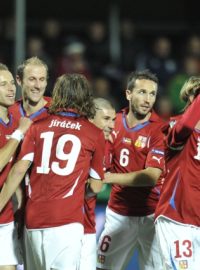 Čeští fotbalisté se radují po jednom z gólů v Litvě