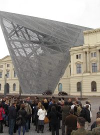 Průčelí Musea Bundeswehru obohatil nový architektonický prvek. Ostrý úhel hlavní linie symbolizuje dopady bomb na Drážďany v na jaře 1945