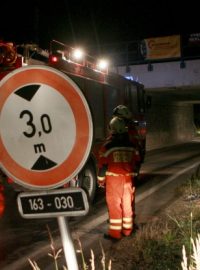 Autobus rakouské cestovní kanceláře si u Dolního Dvořiště utrhl střechu o viadukt