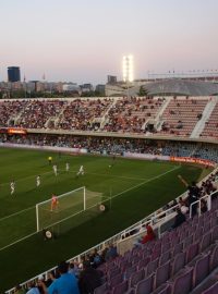 MiniEstadi a na něm zápas Barcelony B. V pozadí Nou Camp