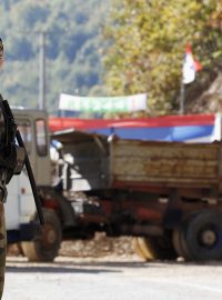 Francouzský voják z KFOR hlídá barikádu v severním Kosovu