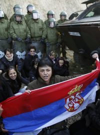 Jednotky KFOR odstraňují zátarasy na srbsko-kosovských přechodech