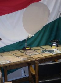 Kopie redakčního stolu, který kdysi stál v maďarském parlamentu
