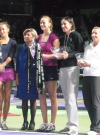 Trofej dostala nejen Petra Kvitová, ale i poražená finalistka deblu Květa Peschkeová (zcela vpravo)