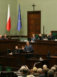 Kříž v polském Sejmu (nad dveřmi)
