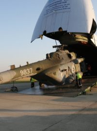 Jeden ze tří vrtulníků, které létaly v Afghánistánu, dovezl na letiště v Přerově-Bochoři obří dopravní letoun An-124 Ruslan
