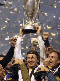 David Beckham s trofejí pro vítěze MLS