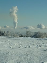 Nahoře v Krušných horách slunečno a metr sněhu – a dole inverze, kterou proráží jen dým z komínů - Rusová