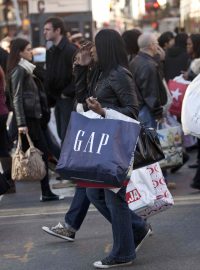 Slevy na &quot;Černý pátek&quot; lákají Američany k nakupování
