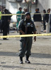 Afghánská policie hlídkuje na místě atentátu v Kábulu (ilustrační foto)
