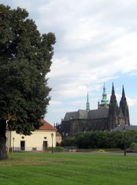 Pohled na Hradčany z produkčních zahrad Pražského hradu