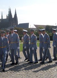 Hradní stráž v produkčních zahradách Pražského hradu