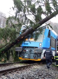 Na trati mezi Frýdlantem a Raspenavou narazil 16. prosince osobní motorový vlak Stadler do spadlého stromu.