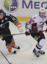 Utkání 34. kola Kontinentální hokejové ligy (KHL) HC LEV - Dinamo Riga 20. prosince v Popradu. Vlevo hráč Popradu Václav Nedorost
