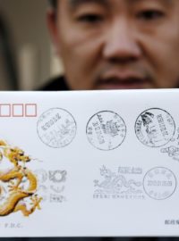 Na poštovní známky s drakem stojí Číňané dlouhé fronty