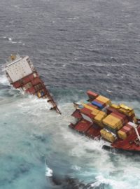 Ztroskotaná loď Rena se rozlomila