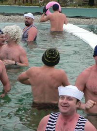 Otužilci - Zimní tříkrálové plavání v Dobřanech