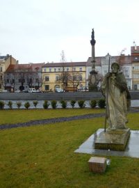 Roudnice nad Labem, pohled na horní část Karlova náměstí. V popředí socha sv. Vojtěcha.