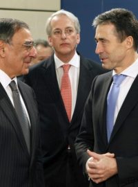 Americký ministr obrany Leon Panetta (vlevo) s generálním tajemníkem NATO Andersem Fogh Rasmussenem před jednáním schůze ministrů obrany NATO v Bruselu