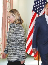 Americká ministryně zahraničí Hillary Clintonová a ruský ministr zahraničí Sergej Lavrov na Mnichovské bezpečnostní konferenci