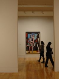 Závěr výstavy patří Picassovu obrazu Tři tanečníci (1925) ze sbírek Tate Gallery.