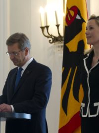 Německý prezident Christian Wulff po boku své manželky oznamuje odstoupení