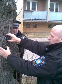 Strážník umísťuje v Břeclavi fotopast
