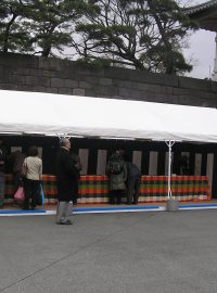 Před císařským palácem v Tokiu stojí stan, ve kterém je možno napsat panovníkovi vzkaz