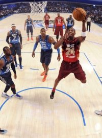 Kobe Bryant (s míčem) patřil k největším tahákům basketbalového Utkání hvězd NBA