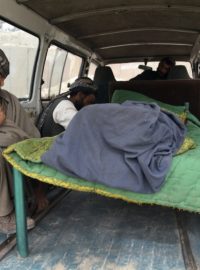 Afghánec sedí v autobuse převážejícím tělo člověka zabitého vojákem v Kandaháru