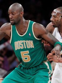 Los Angeles Lakers&#039; Kobe Bryant (R) puts pressure on Boston Celtics&#039; Kevin Garnett during their NBA basketball game in Los Angeles
