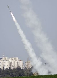 Od pátku dopadlo na Izrael více než 200 raket