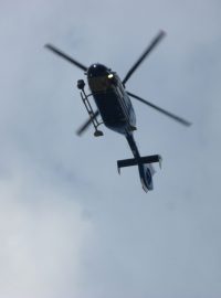 Policejní vrtulník nad silnicí č. 43