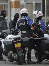 Policie stále obléhá dům, kde se skrývá podezřelý z vražd v Toulouse
