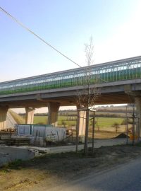Most na dálnici D8 u obce Vchynice